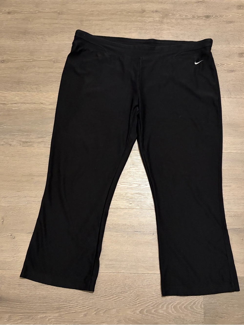 Nike Black Womens Cropped Leggings with Small Swoosh